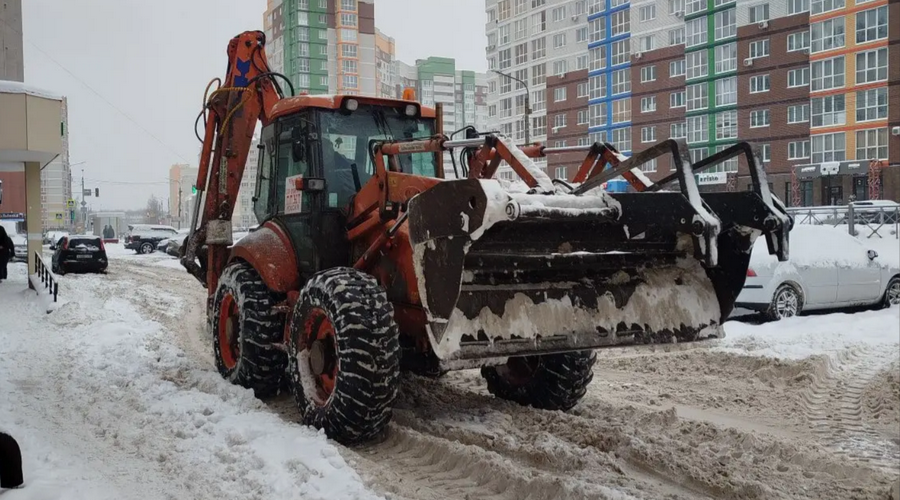 В Брянске уборка дворов от снега осуществляется круглосуточно