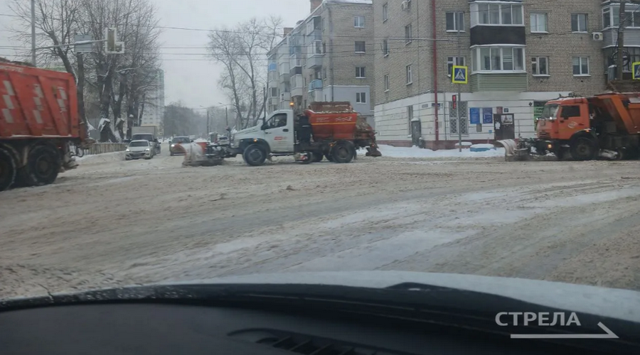 В Брянске коммунальные и дорожные службы продолжают борьбу со снегом
