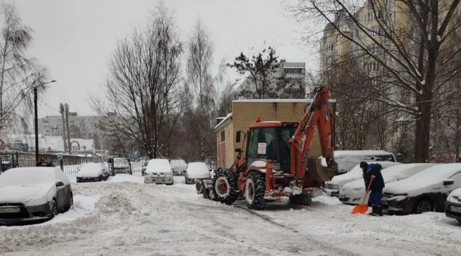 В Брянске жилищная инспекция проверяет качество уборки снега во дворах