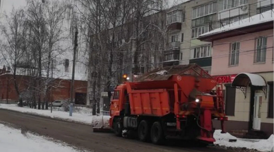 В Брянской области не прекращаются работы по расчистке дорог от снега