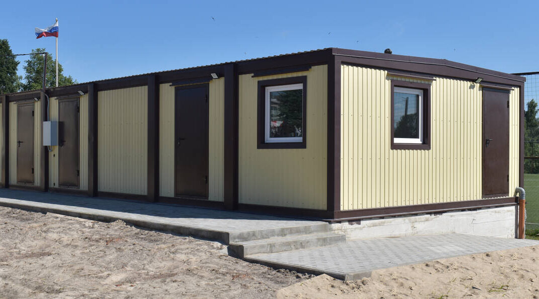 В брянской Клетне завершено строительство модульных раздевалок для спортсменов