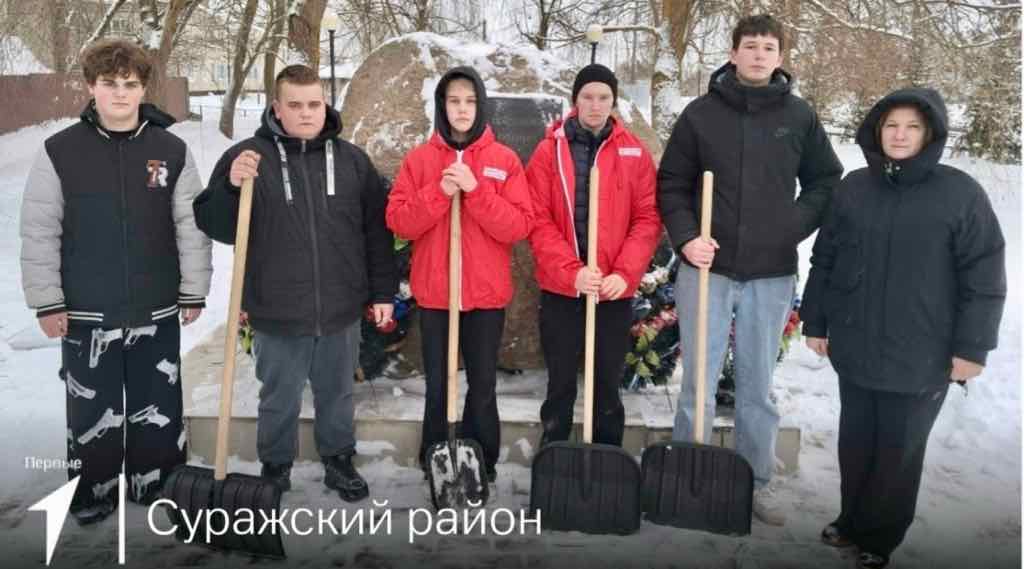 Активисты Движения Первых очищают памятники Брянщины от снега