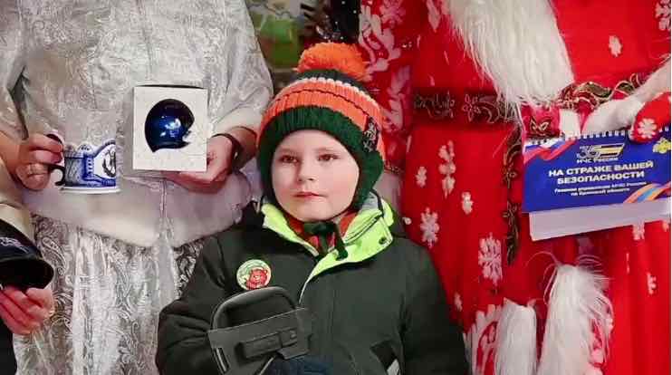 Глава МЧС помог брянскому мальчику стать пожарным на день