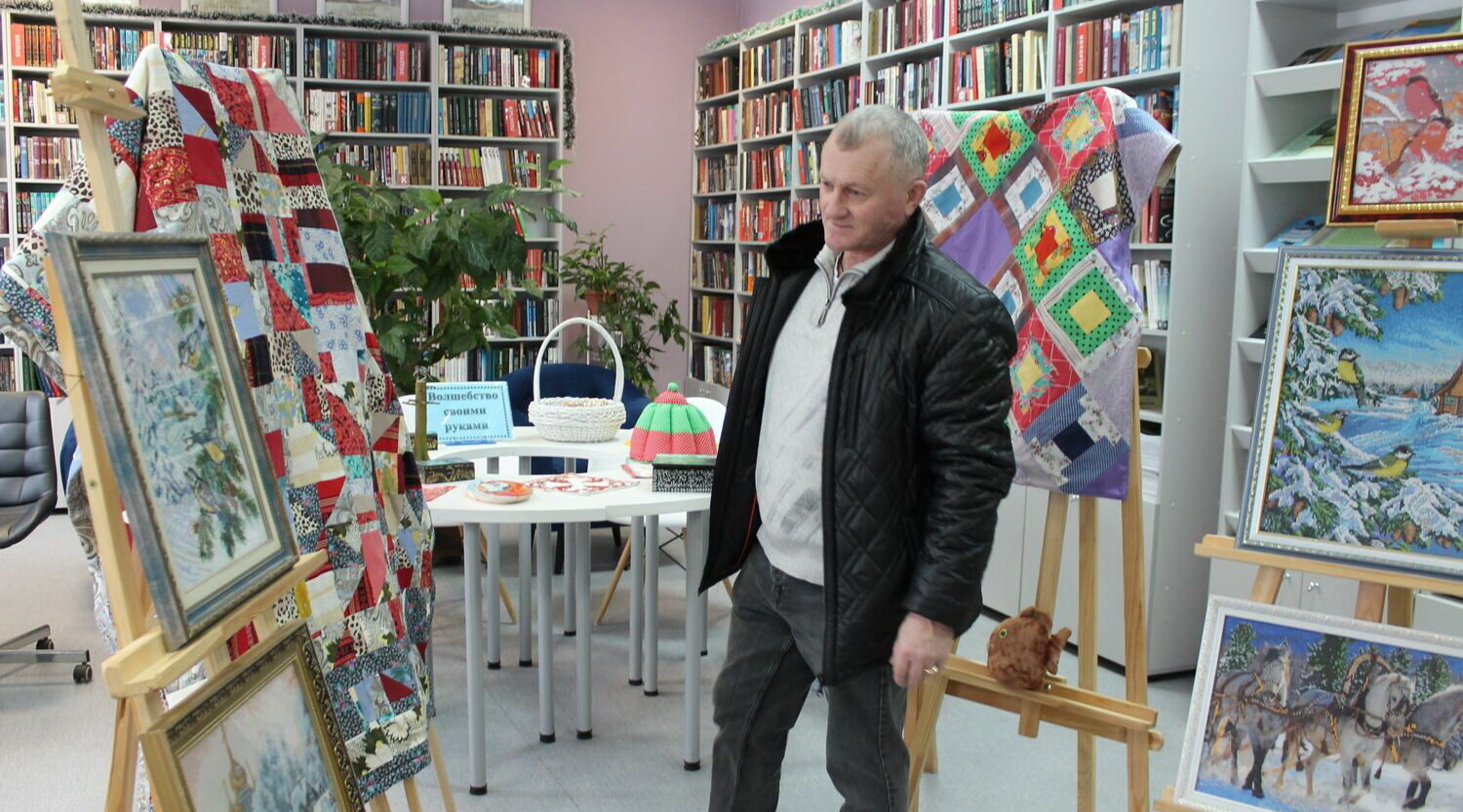 В Карачевской библиотеке проходит выставка творческих работ читателей