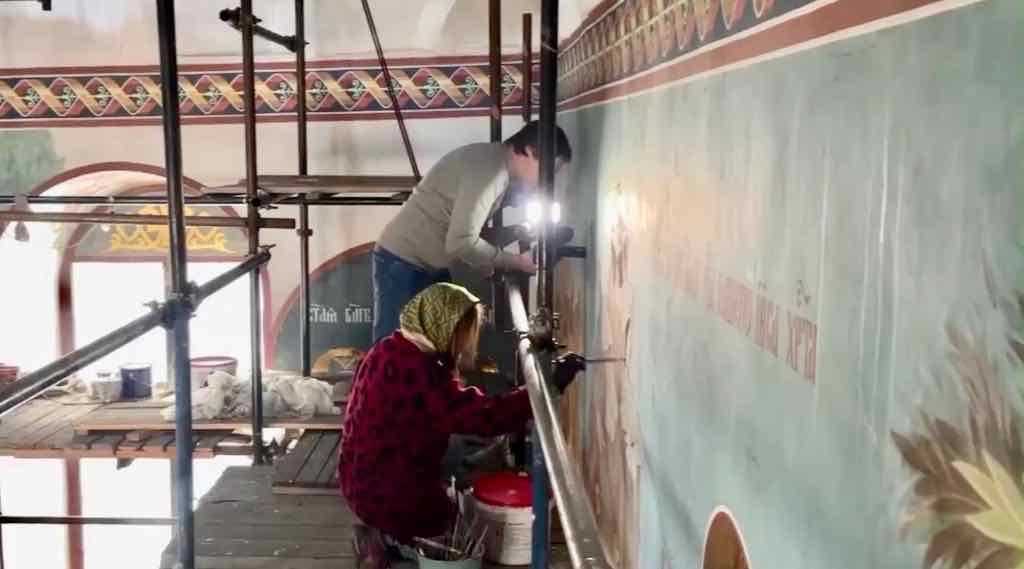 В Горно-Никольском монастыре иконописцы расписывают своды храма