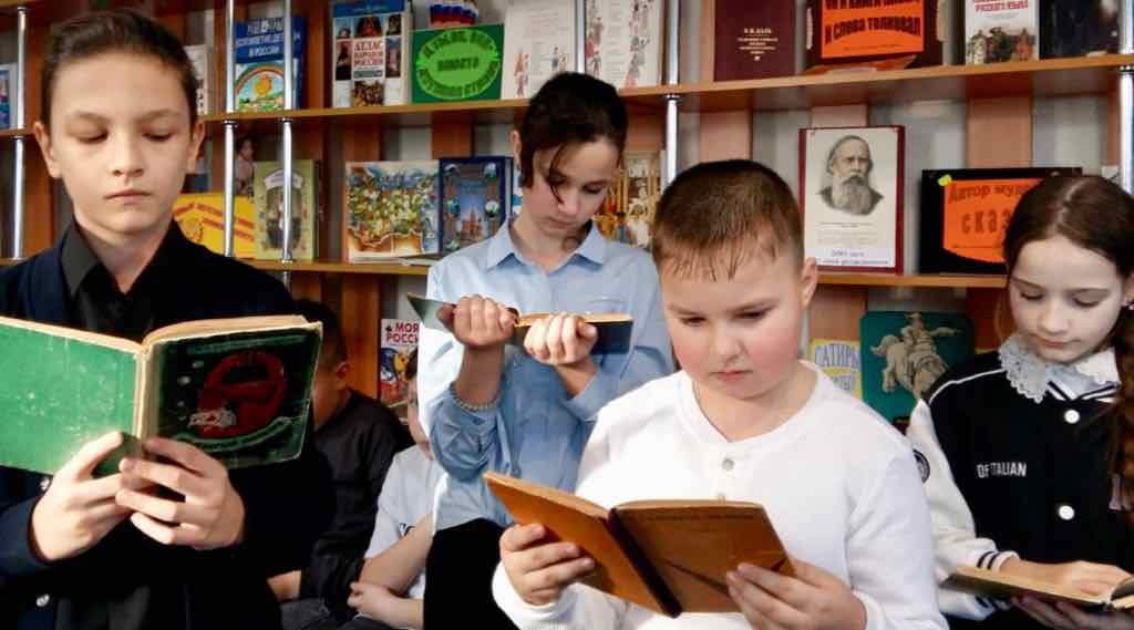 В библиотеке Комаричей провели игру по сказкам Салтыкова-Щедрина