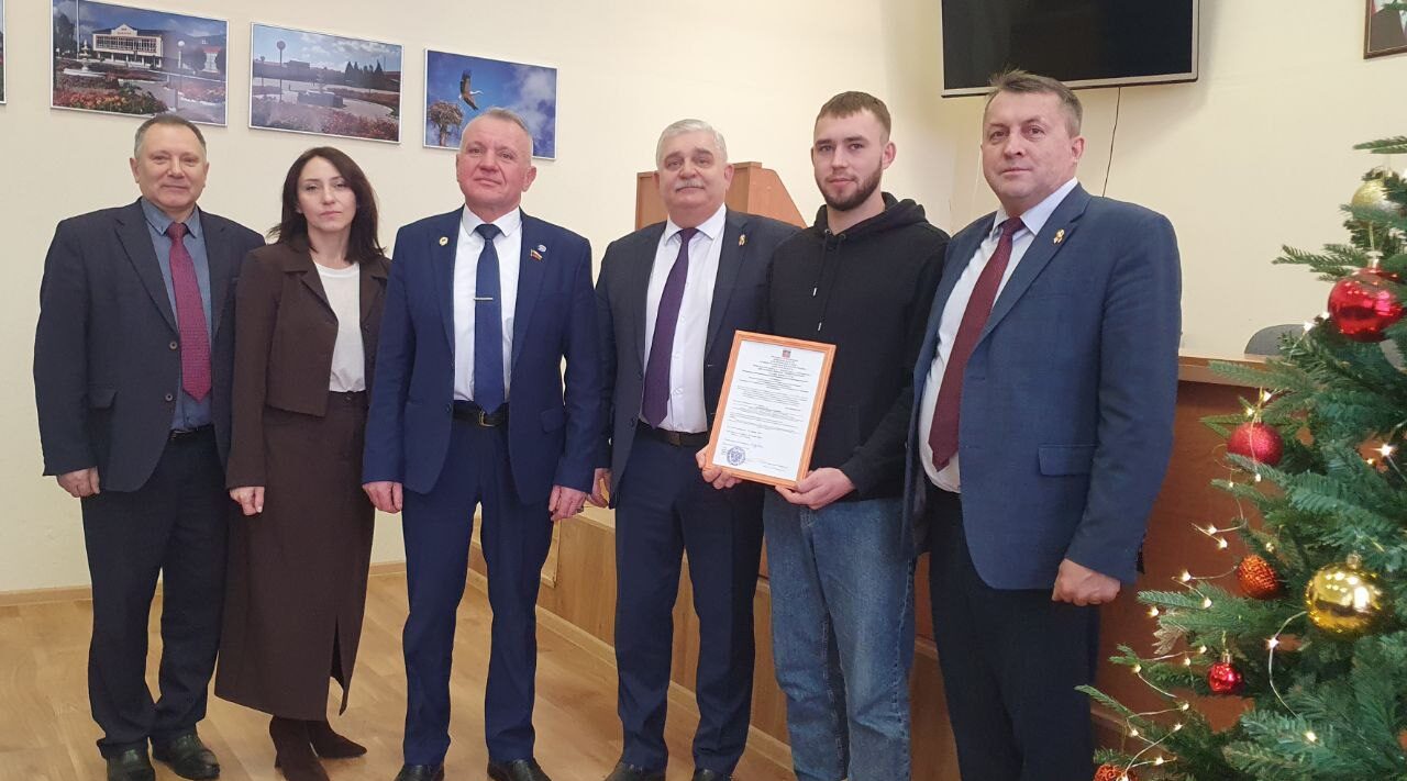 В Красногорском районе Брянской области вручили областные жилищные сертификаты детям-сиротам