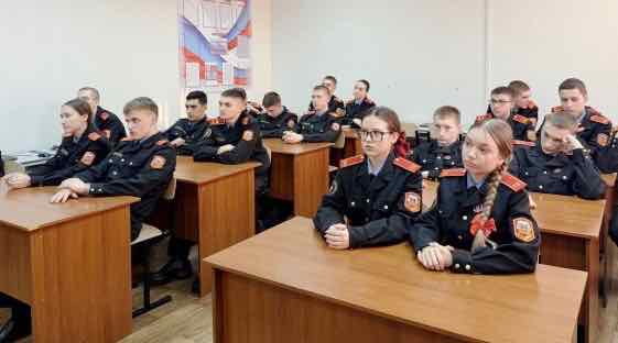 Брянские следователи провели профориентацию для кадетов СК