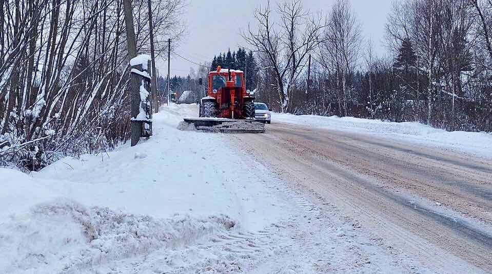В Клетнянском районе спецтехника убирает снег по графику