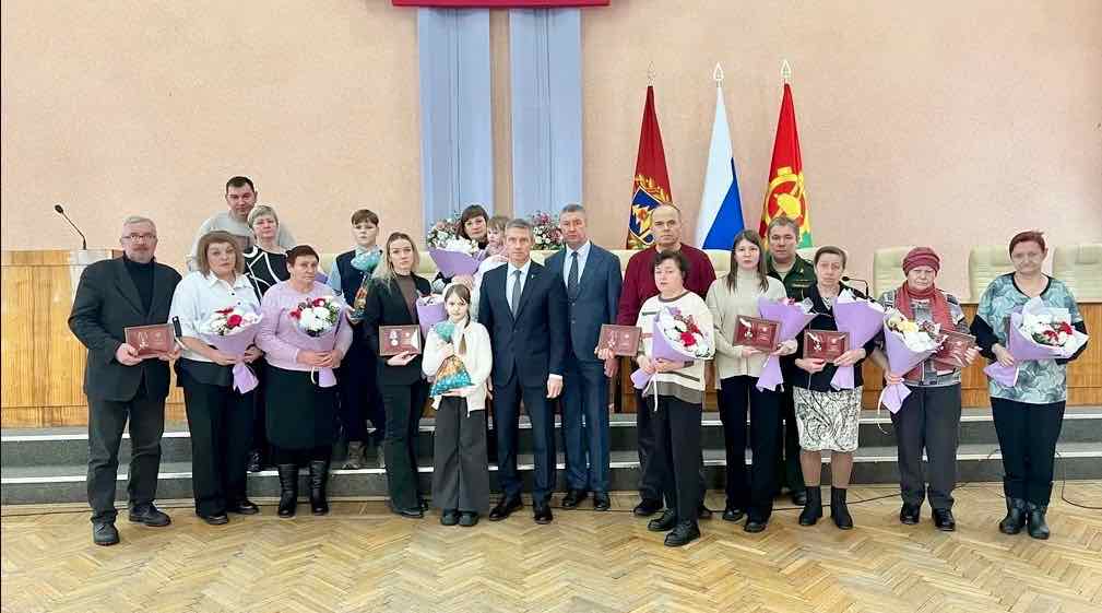 В Клинцах семьям погибших воинов вручили госнаграды