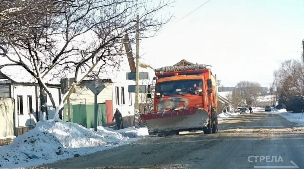 В Брянской области продолжается очистка дорог от снежных завалов