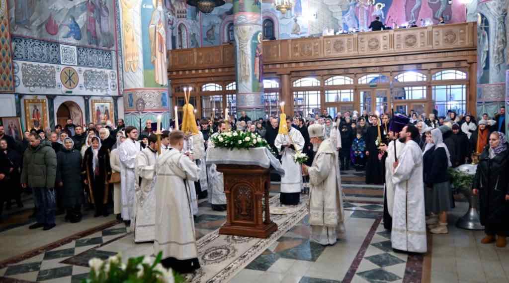 Митрополит Александр совершил бдение в канун Крещения в Брянском кафедральном соборе