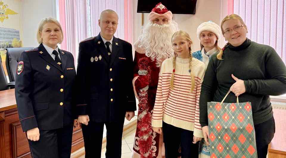 Сотрудники транспортной полиции Брянска исполнили мечту девочки