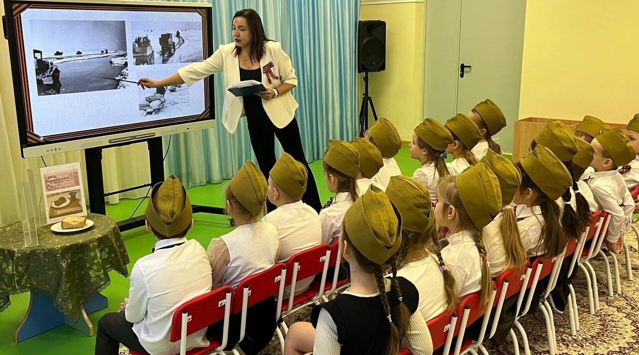 Дошкольникам Брянского района показали блокадный паёк