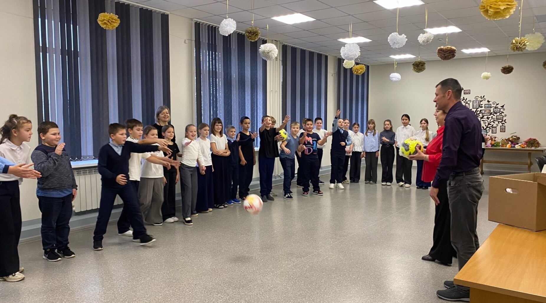 Красногорская средняя школа № 1 получила новый спортивный инвентарь 