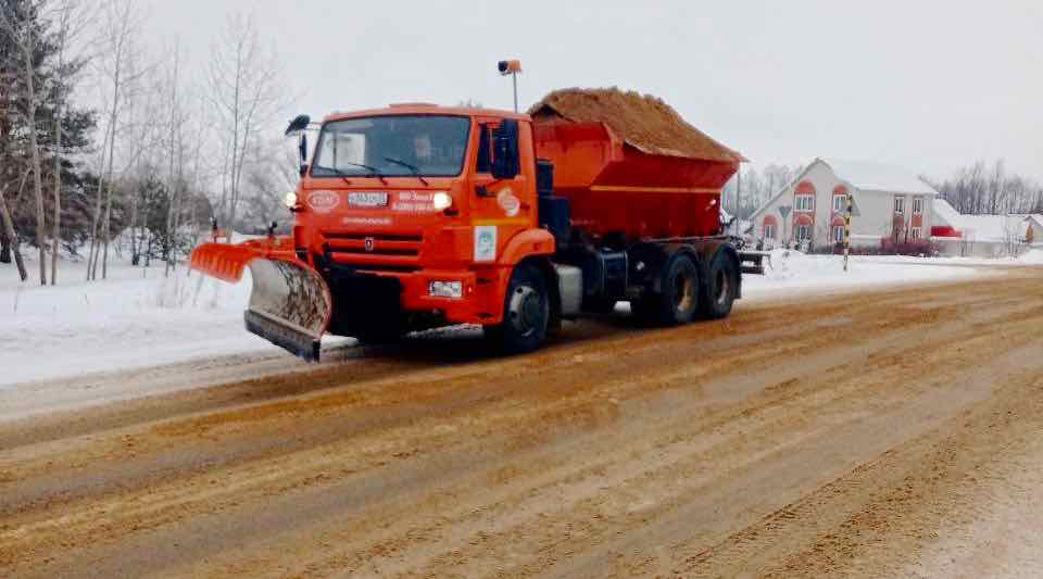 В Брянской области расчищают дороги от снега и наледи