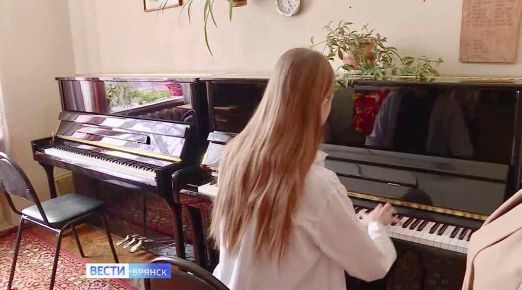 Приграничные школы искусств Брянской области получили новые фортепиано