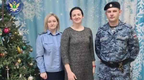 Судебные приставы Брянска передали подарки воспитанникам детского центра