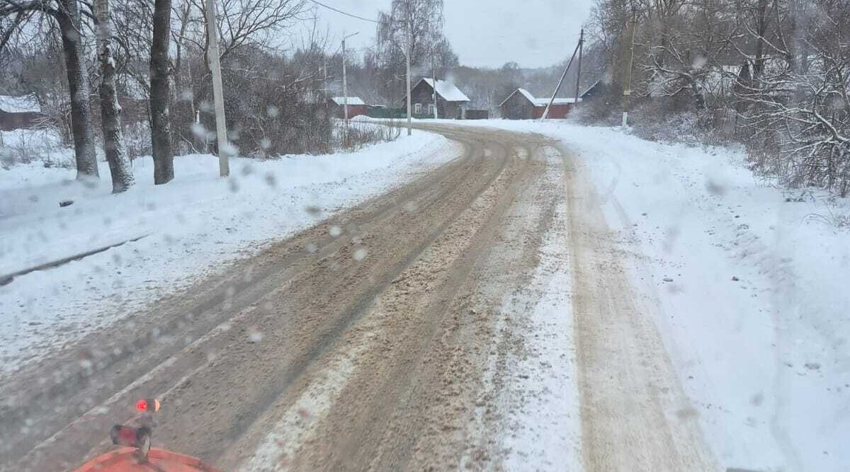 С дорог Брянской области активно убирают снег