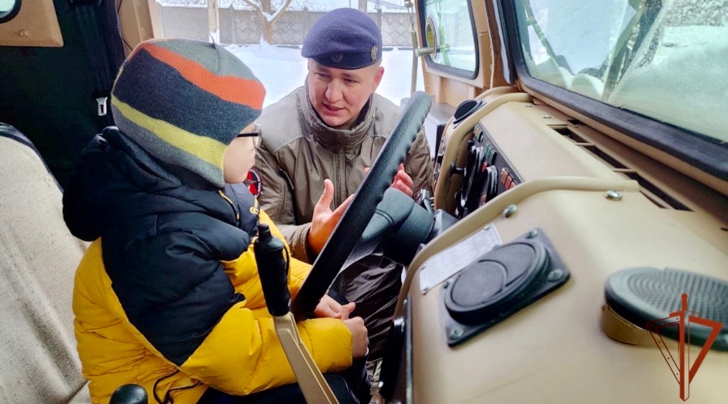 Бойцы брянского СОБР «Партизан» исполнили мечту мальчика о броневике