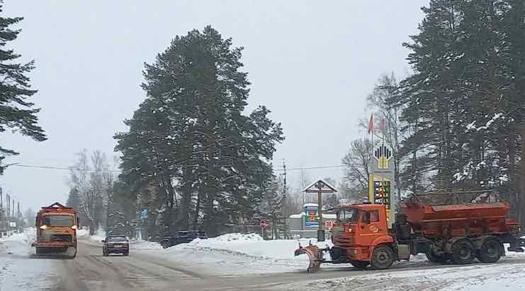 В трех районах Брянской области расчищают дороги после снегопада