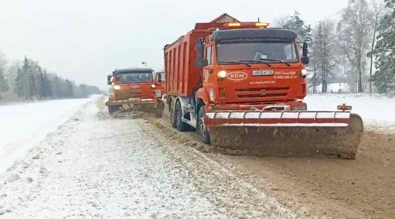 Службы Красной Горы борются с обледенением дорог после снегопада