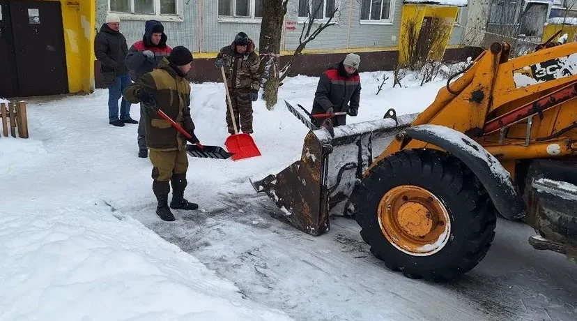 В Брянске продолжают убирать снег на дорогах