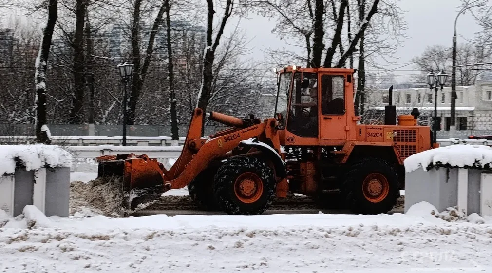 В Брянске идёт уборка снега у железнодорожного вокзала в Володарском районе