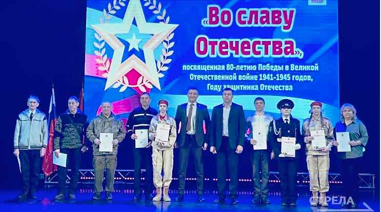 В Брянске наградили юнармейцев и открыли патриотический месячник