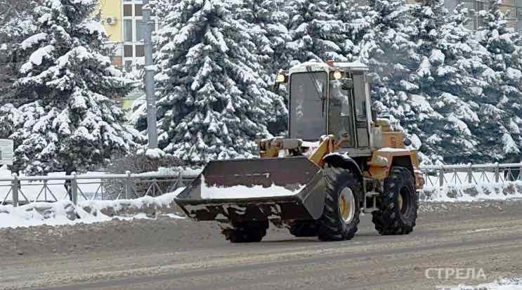 В Брянске коммунальщики и дорожники продолжают уборку снега