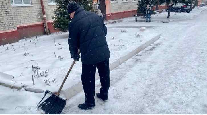 В Брянске управляющие компании активно расчищают дворы от снега