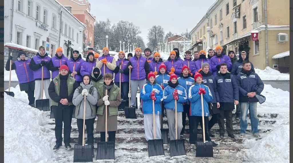 Молодежь Брянска помогает расчищать город от снега