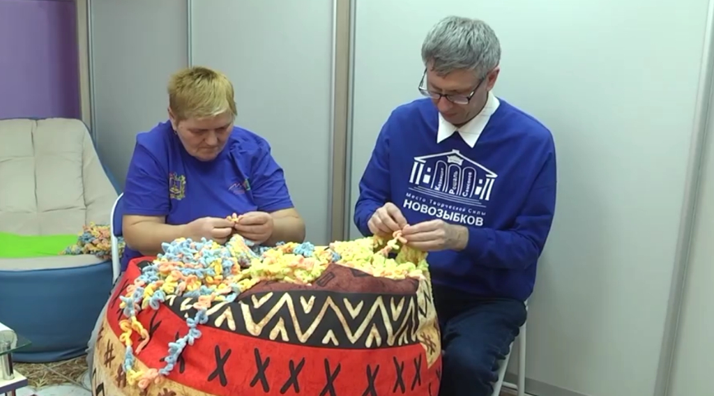 Новозыбковские волонтеры мастерят спички для бойцов СВО