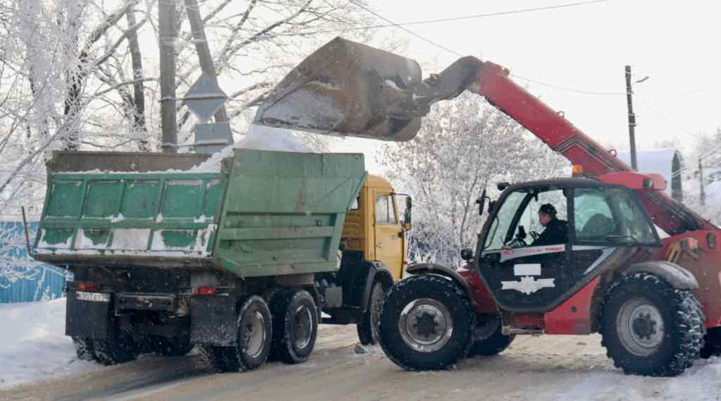 В Стародубе масштабно вывозят снег с привлечением техники