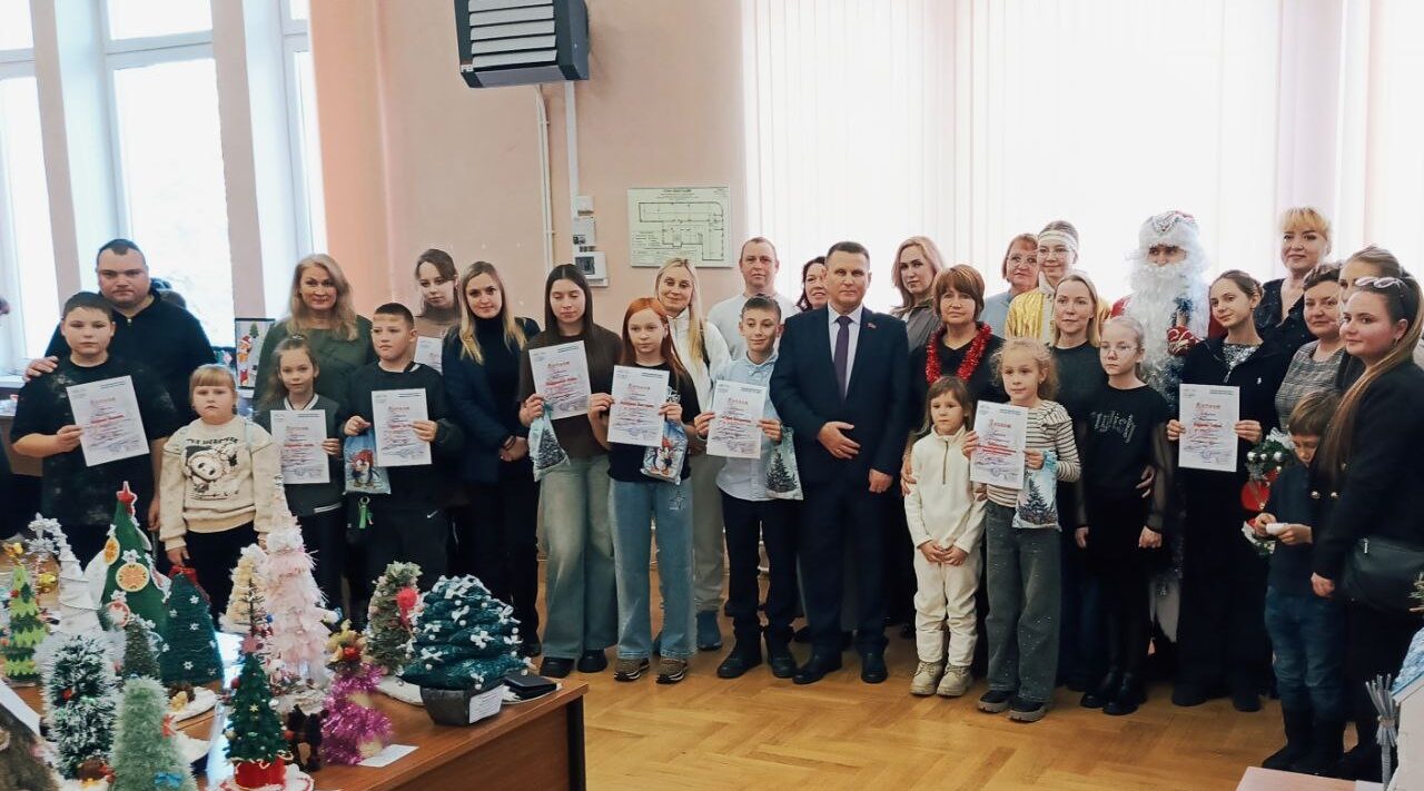 В Брянской областной библиотеке поздравили призеров конкурса «Арт-елка-32»