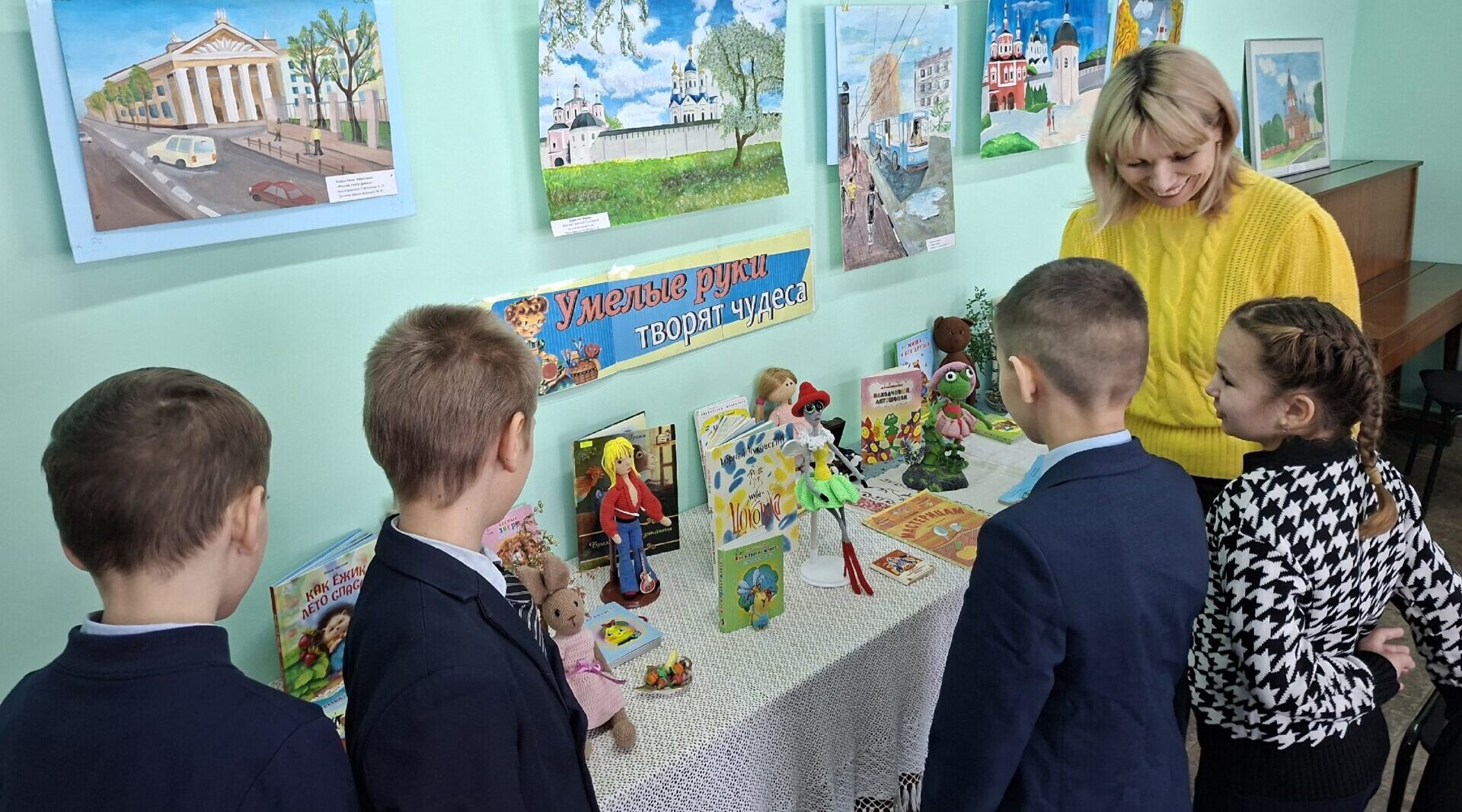 В библиотеке Брянска открылась выставка «Вязаные герои сказочных историй»