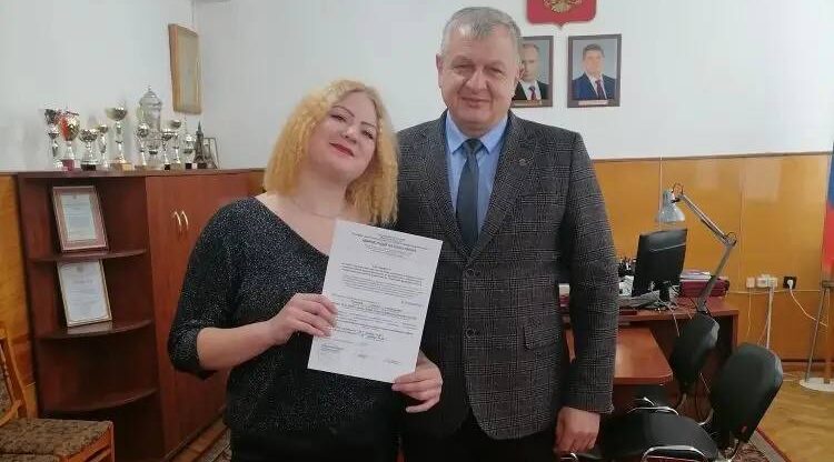 В Унече Брянской области сироте вручили сертификат на жильё