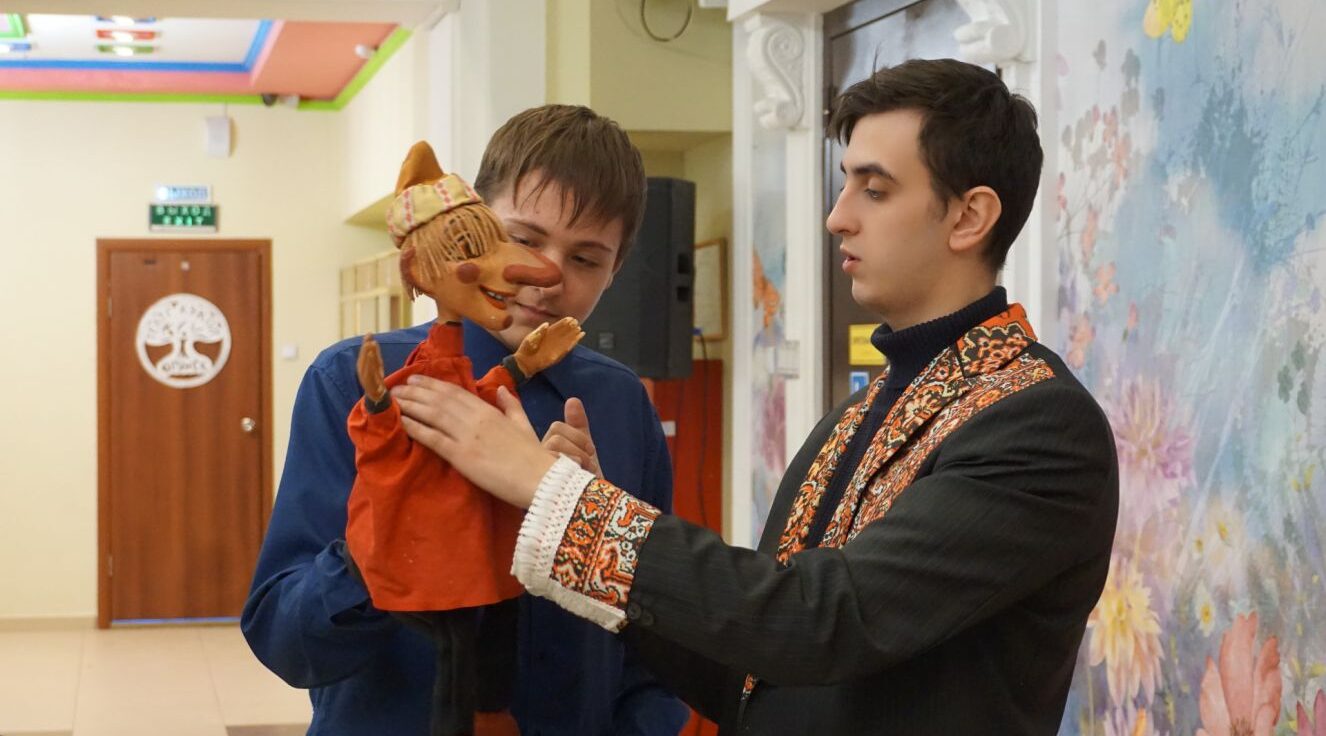 Брянских школьников познакомили с работой кукольников