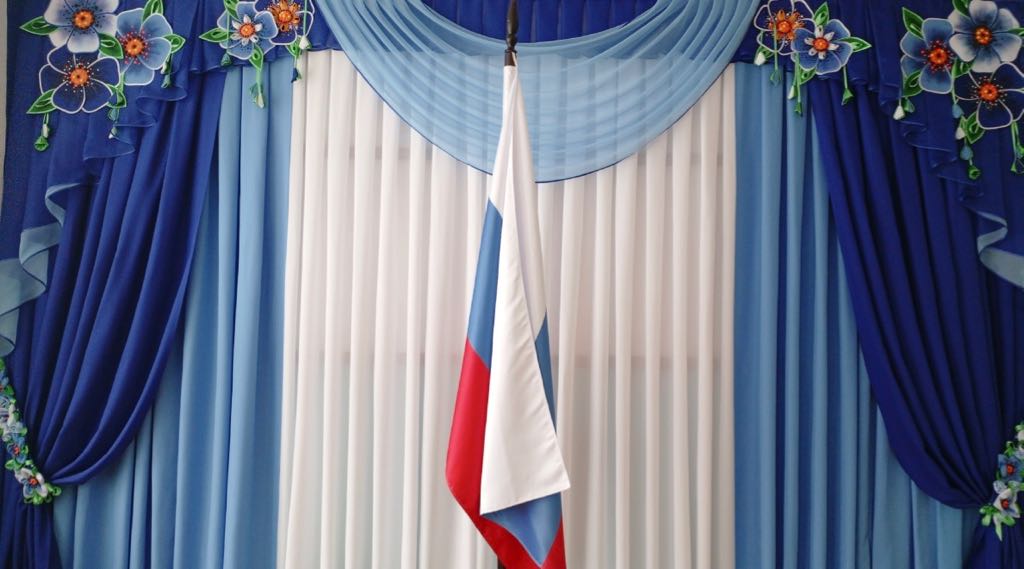 В Климовской школе № 2 обновили фойе выпускники и родители