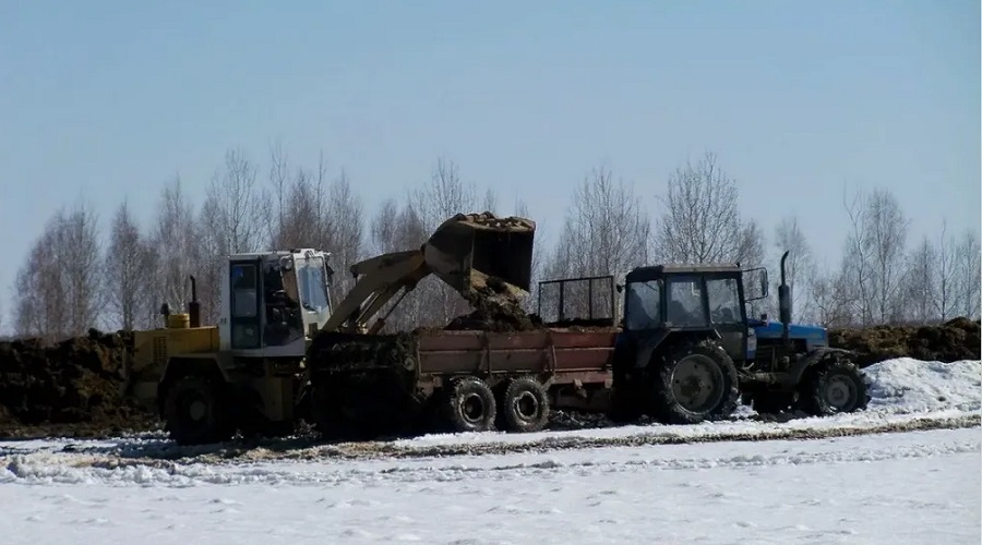 Комаричские аграрии перевыполнили план по вывозке органики на поля
