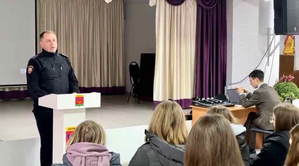 Брянские полицейские провели профилактику в техникуме сервиса