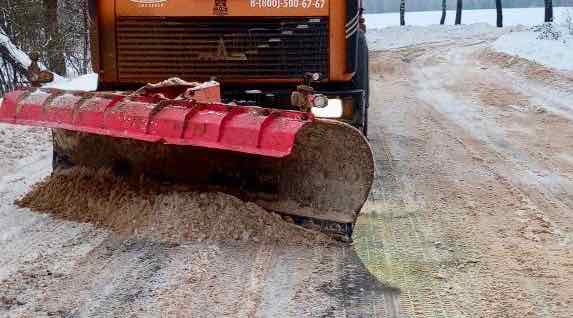 Брянские дорожники за сутки обработали 2 тыс. км трасс противогололедными материалами