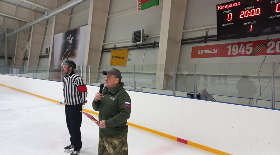 Перед хоккейным матчем игроки из Жуковки поздравили Губернатора Брянской области с днём рождения