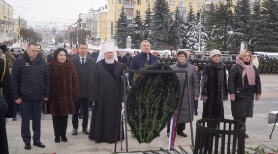 Губернатор Брянщины Александр Богомаз возложил цветы к Вечному огню