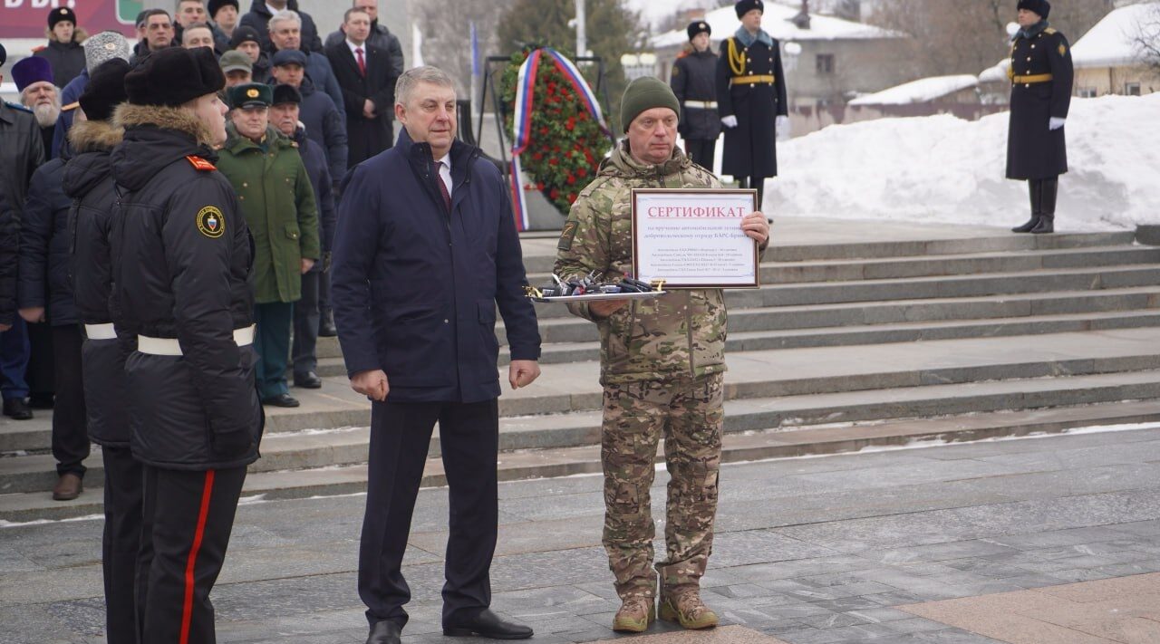 Губернатор А. Богомаз вручил ключи от автотехники бойцам бригады «БАРС- Брянск»