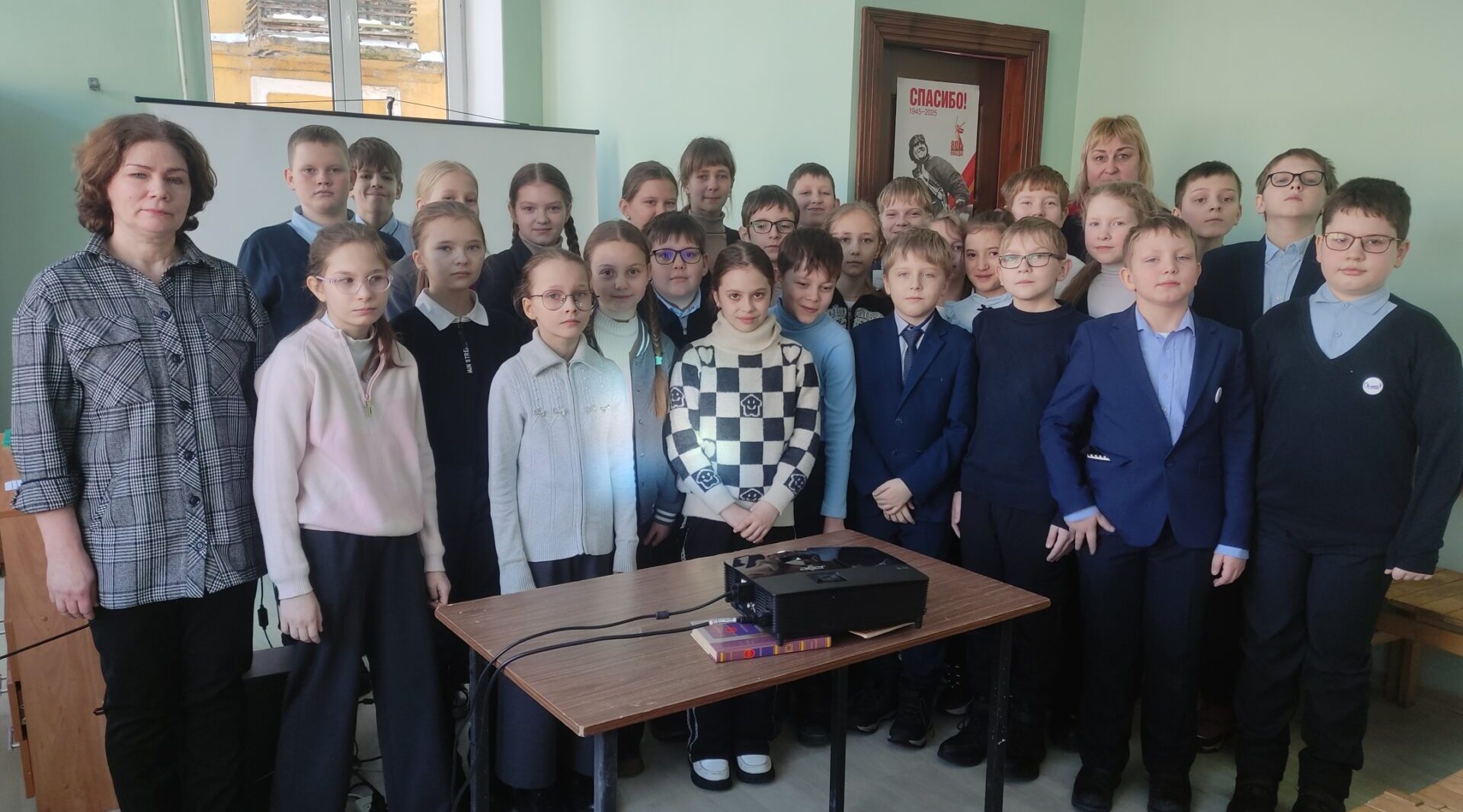 В Детской библиотеке №3 Брянска прошёл информационный час «Да здравствует российская наука!»