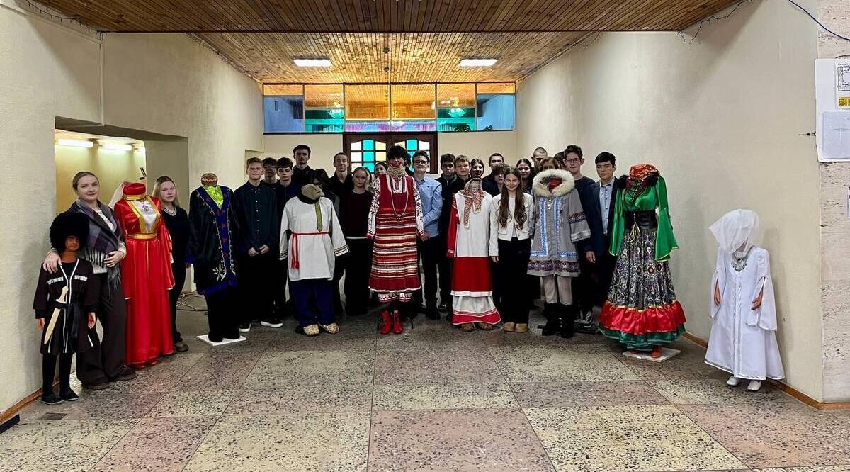 В Брасовском районе открылась выставка «Разноцветные нити единства: костюмы народов России»