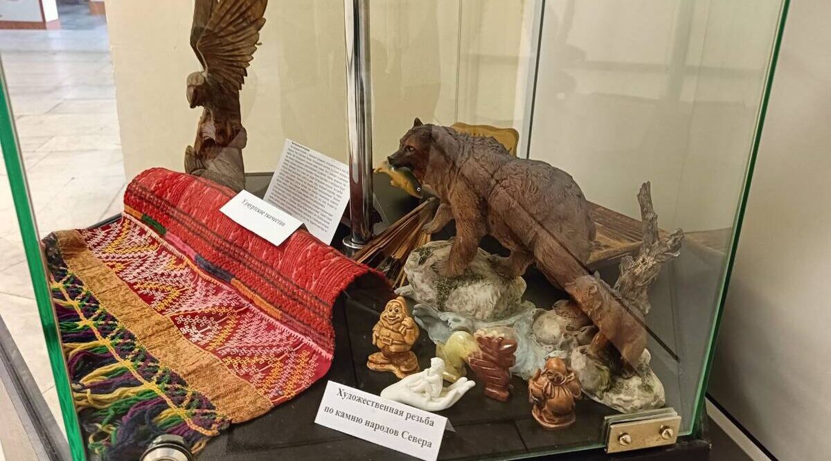 В Суземском районе работает выставка, приуроченная к Году Единства народов России