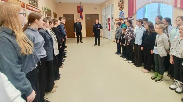 Локотским школьникам рассказали об опасности дропперства