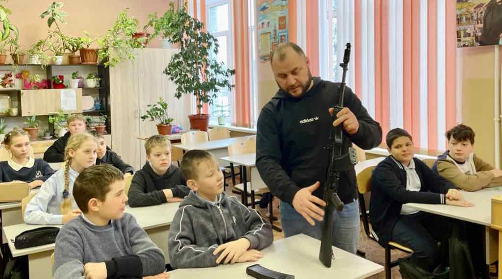 Комаричские школьники готовятся к «Зарнице 2.0» с автоматом в руках